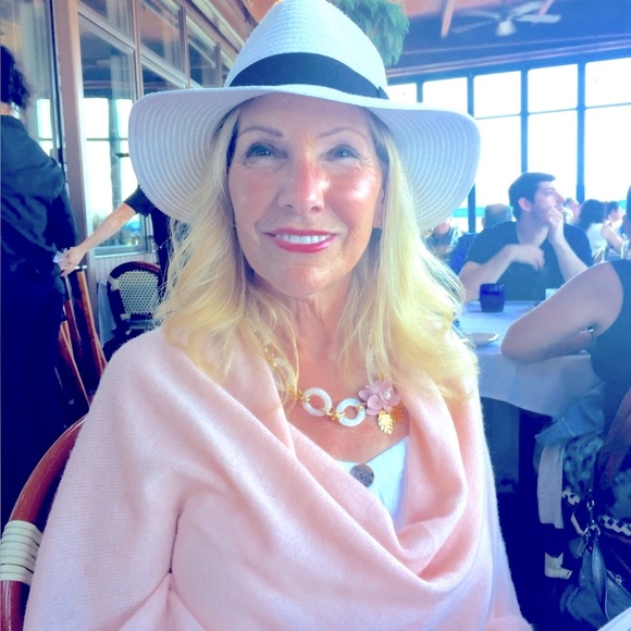 Meet your Posher, Shirlane - Picture 1 of 1